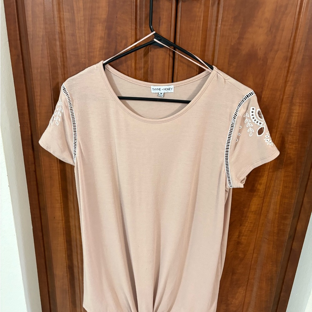 THYME+HONEY LIGHT CREAM SHORT SLEEVE TOP WITH WHITE DECOR ON SLEEVES SIZE MED